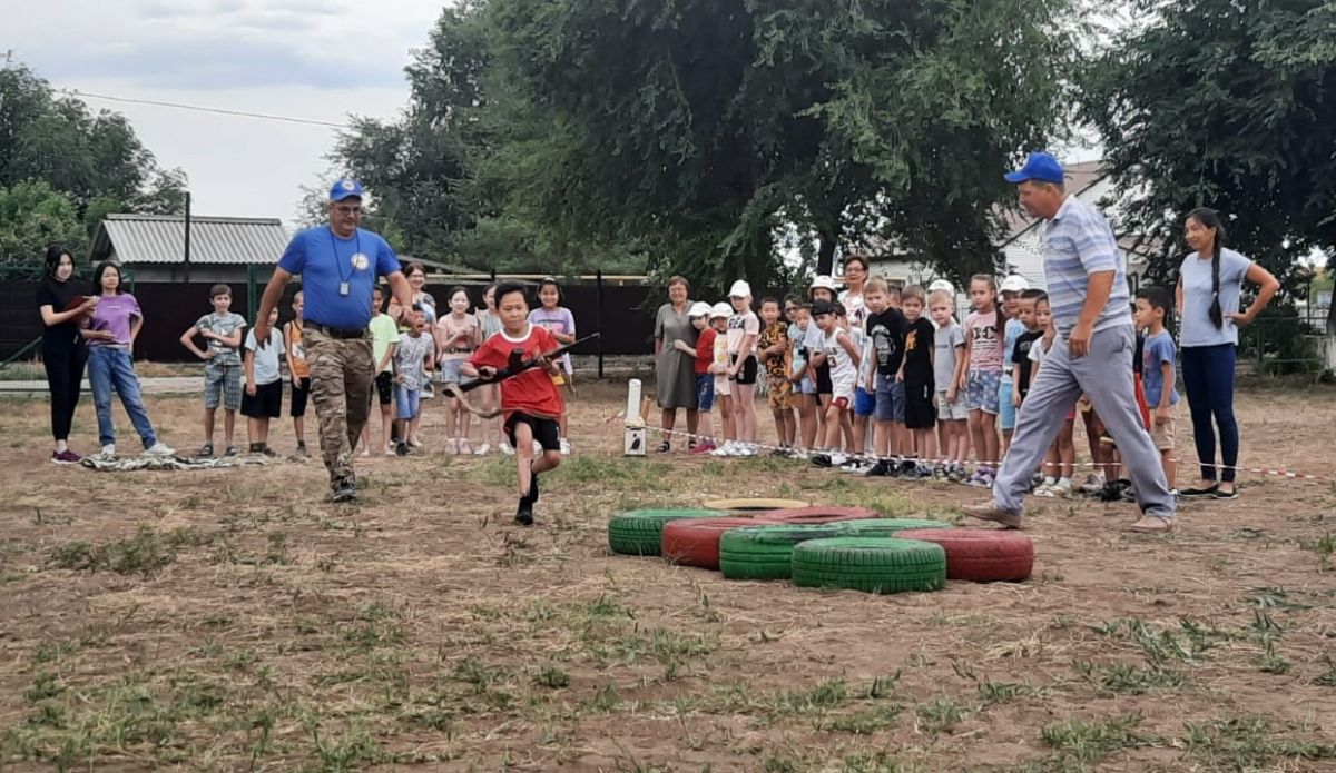 Финишировали школьники с флагом ДОСААФ