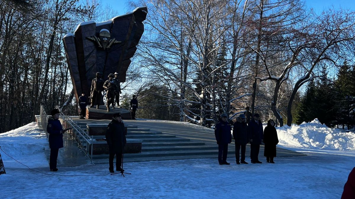 Возложение цветов переросло в «Урок мужества»