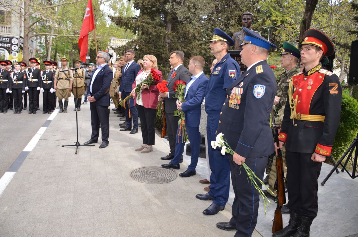 В Ялте открыли бюст летчика-штурмовика