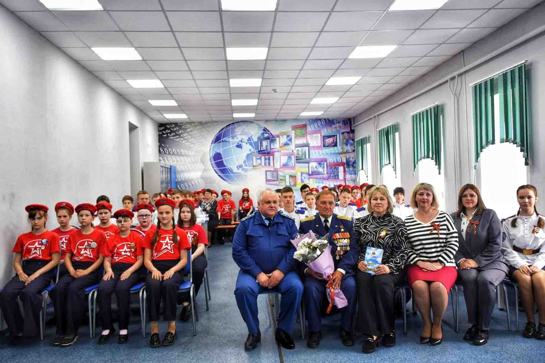 В гости к школьникам пришел Герой Советского Союза