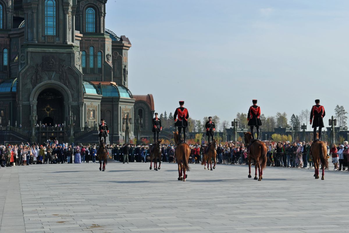 Парад и молебен: в парке «Патриот» отметили День Сухопутных войск России