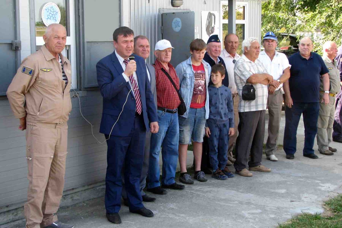 И выстроилась очередь парашютистов на борт «Ан-2»…