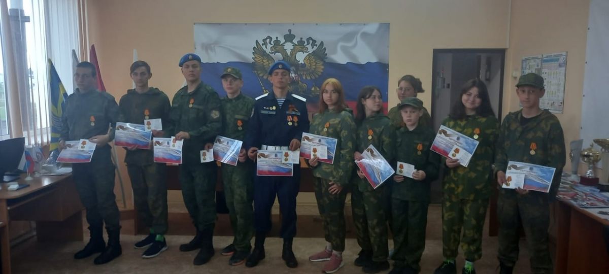 Ребята из ВСК «Бастион» ДОСААФ из Феодосии получили сертификаты участников Вахты Памяти - Пост №1