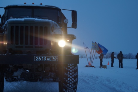 На грузовиках – по заснеженному льду