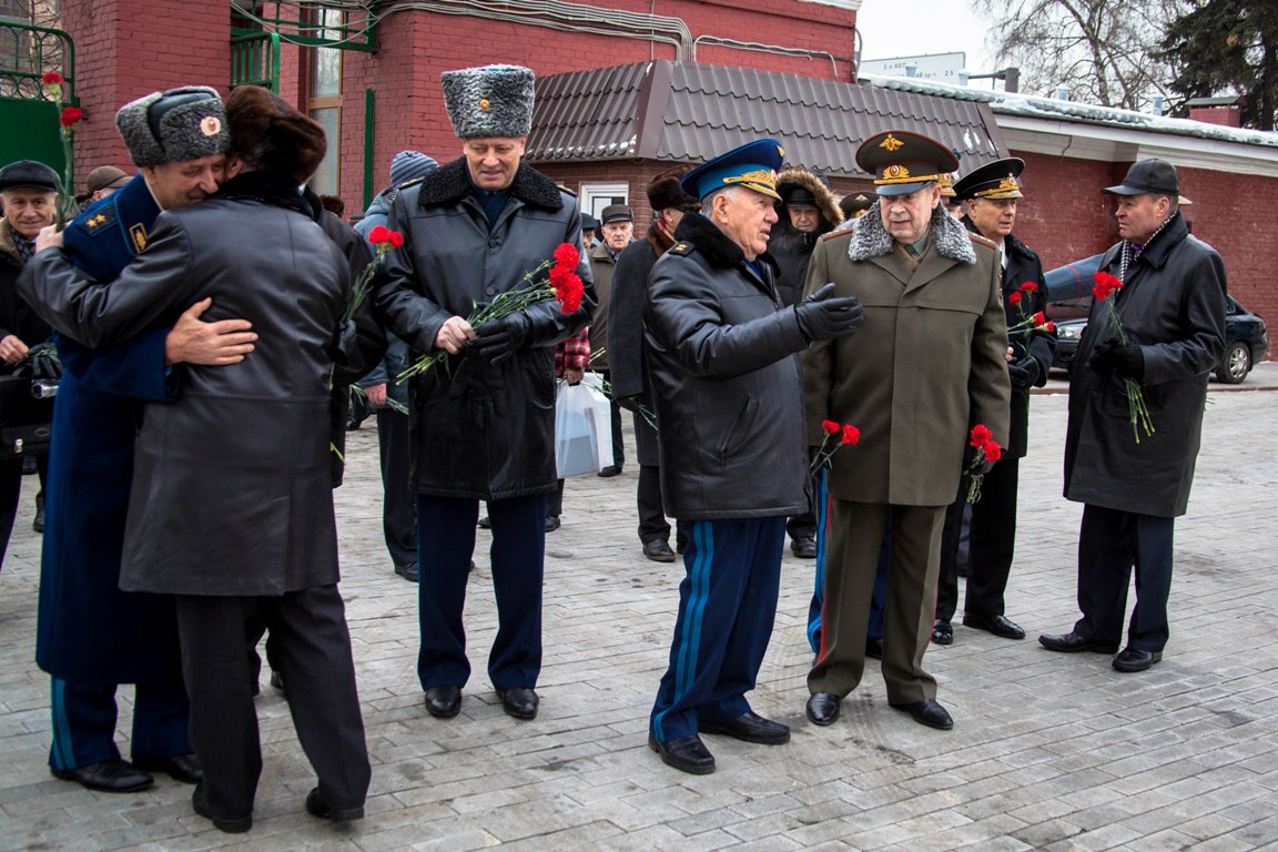 Москвичи возложили цветы к могиле трижды Героя Советского Союза Александра Покрышкина