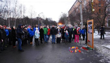 Мурманчане зажгли свечи в память о погибших на дорогах