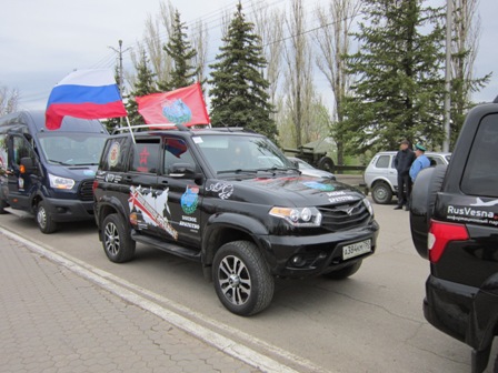 Участники авто-марша «Звезда нашей Великой Победы» доставили в Саратов 200-метровую копию Знамени Победы