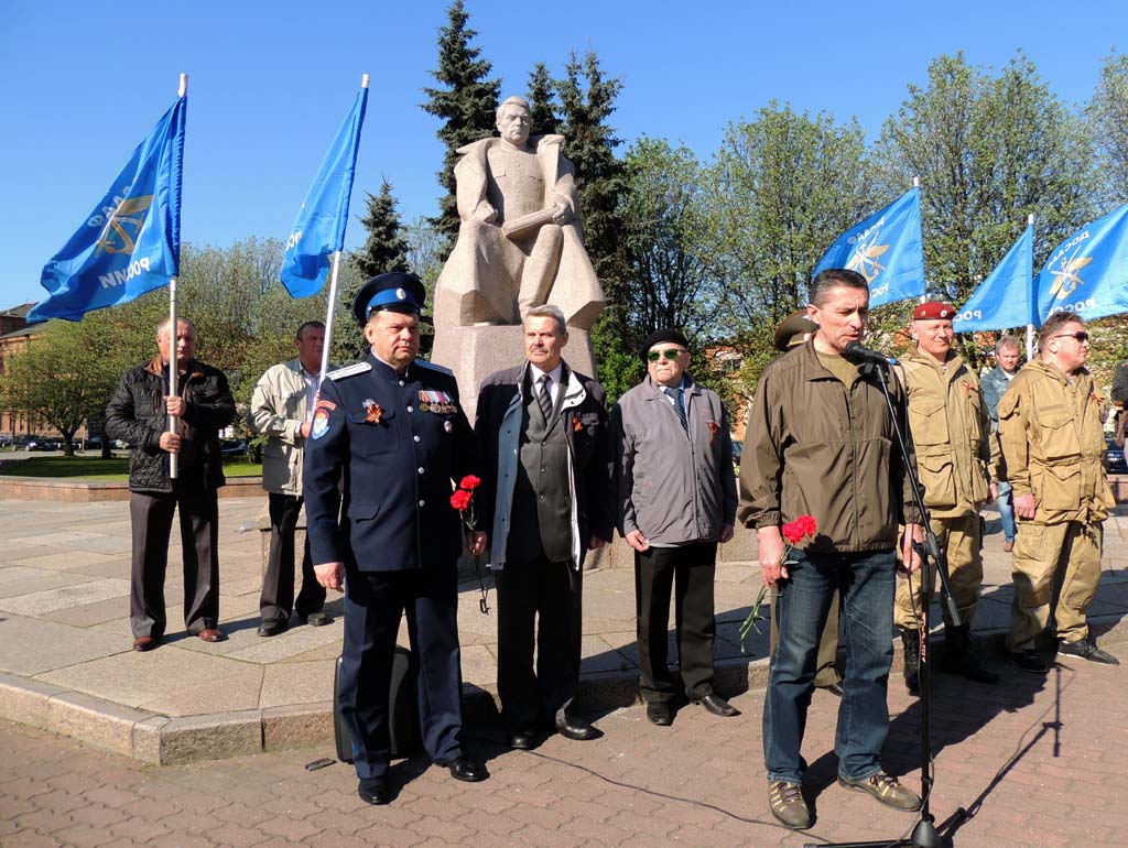 Праздничные показательные выступления авиаторов и парашютистов