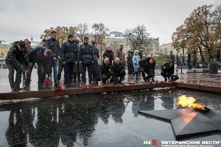 Русские и польские ветераны возложили цветы к Могиле Неизвестного солдата