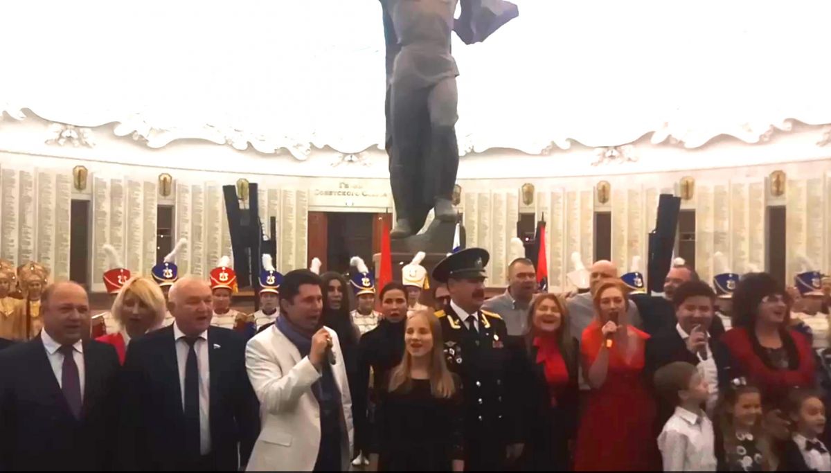 Тысячи человек исполнили гимн России в Музее Победы