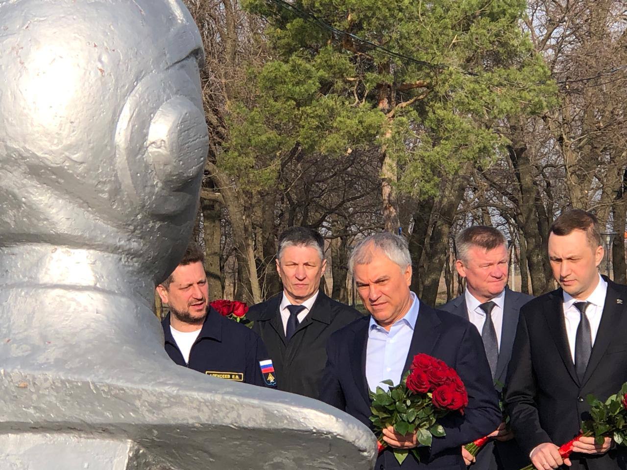 Вячеслав Володин в День космонавтики возложил цветы к памятнику Гагарину