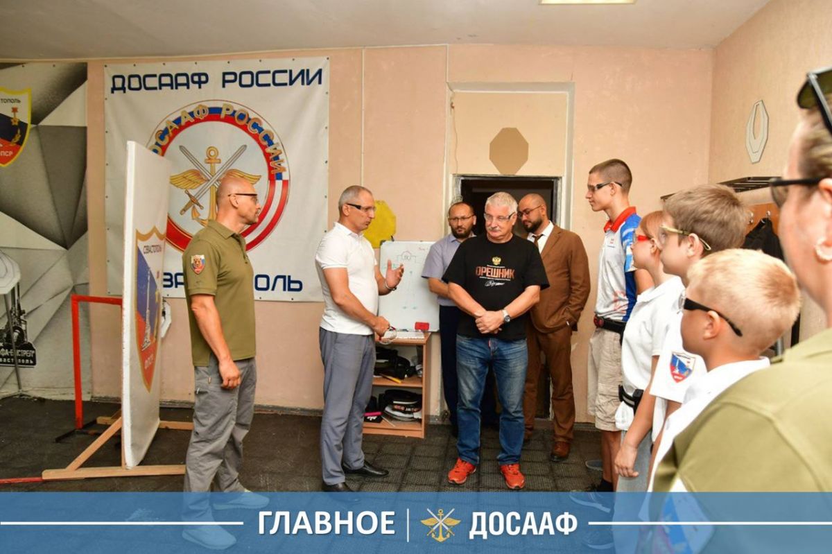 Денис Добряков посетил спортивно-стрелковый клуб «Альфа-Выстрел» при севастопольском ДОСААФ России