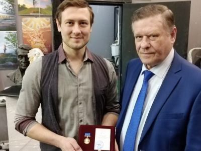 Авторы памятника летчику Михаилу Девятаеву награждены медалью ДОСААФ