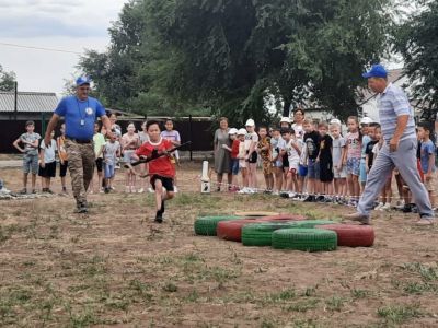 Финишировали школьники с флагом ДОСААФ