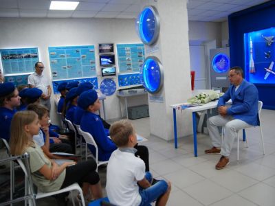 Летчик-космонавт Антон Шкаплеров посетил ДОСААФ Севастополя