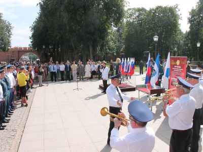 Новгород: торжества в честь Дня флага и отправка гуманитарной помощи