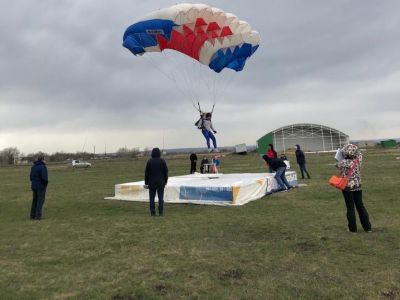В небе над Саратовом отличились ульяновские парашютисты