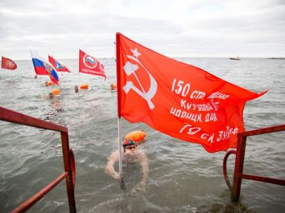 Финиш заплыва «Черноморская эстафета Победы» 7 ноября