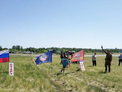 В эстафете победили «патриоты», в строевом смотре – «десантники»