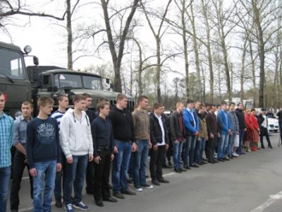 60-ти курским парням вручены водительские удостоверения и повестки на армейскую службу