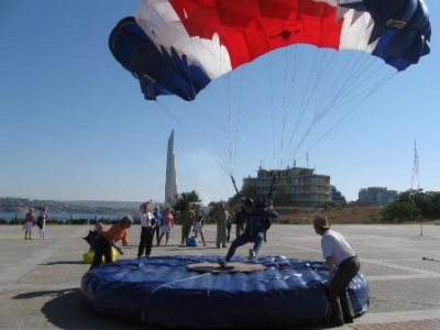 В Севастополе парашютисты показали высокий класс