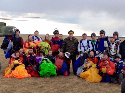 Уральские парашютисты построили в воздухе «Звезду Победы»