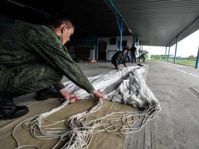 Кубанские призывники совершили парашютные прыжки