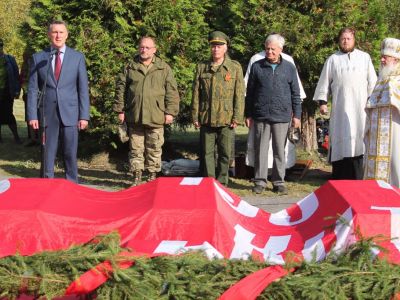 На военном кладбище в Старой  Руссе Новгородской области