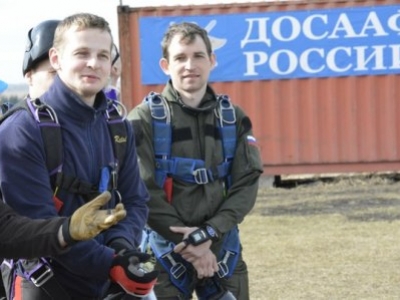 Пожарные-парашютисты потренировались на аэродроме ДОСААФ