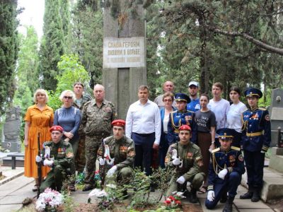 Курсанты караульного отделения «Кремль» Ассоциации ВПК ДОСААФ России г. Ялты приняли участие в памятном митинге у обелиска партизанам и подпольщикам на городском кладбище