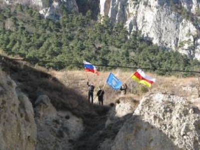 Флаг ДОСААФ в горах Кавказа