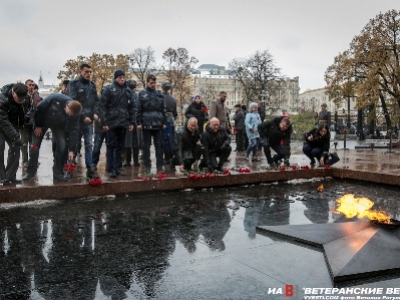 Русские и польские ветераны возложили цветы к Могиле Неизвестного солдата
