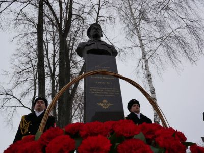 В Башкирском кадетском корпусе открыт бюст Героя России Александра Доставалова
