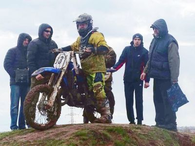 На мототрассе хозяева своего не упустили…