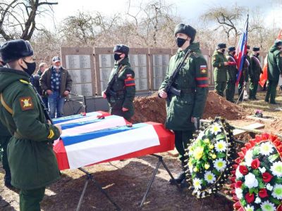 Останки шести красноармейцев торжественно преданы земле