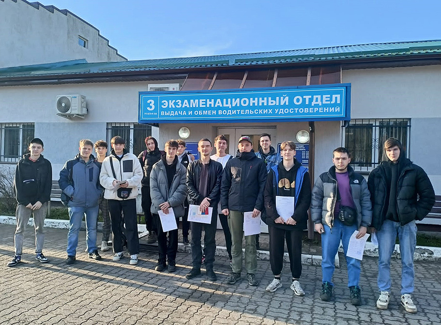 Калининград: курсанты автошколы ДОСААФ сдали экзамен по ПДД