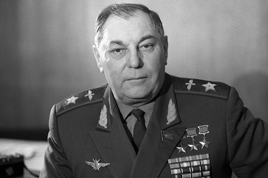 Александр Иванович Покрышкин - первый трижды Герой Советского Союза